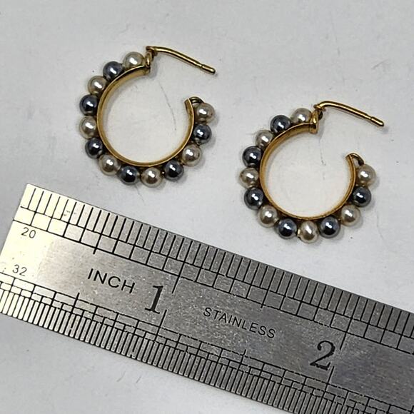 Vintage Pearl Pattern Gold Earrings - Picture 4 of 7